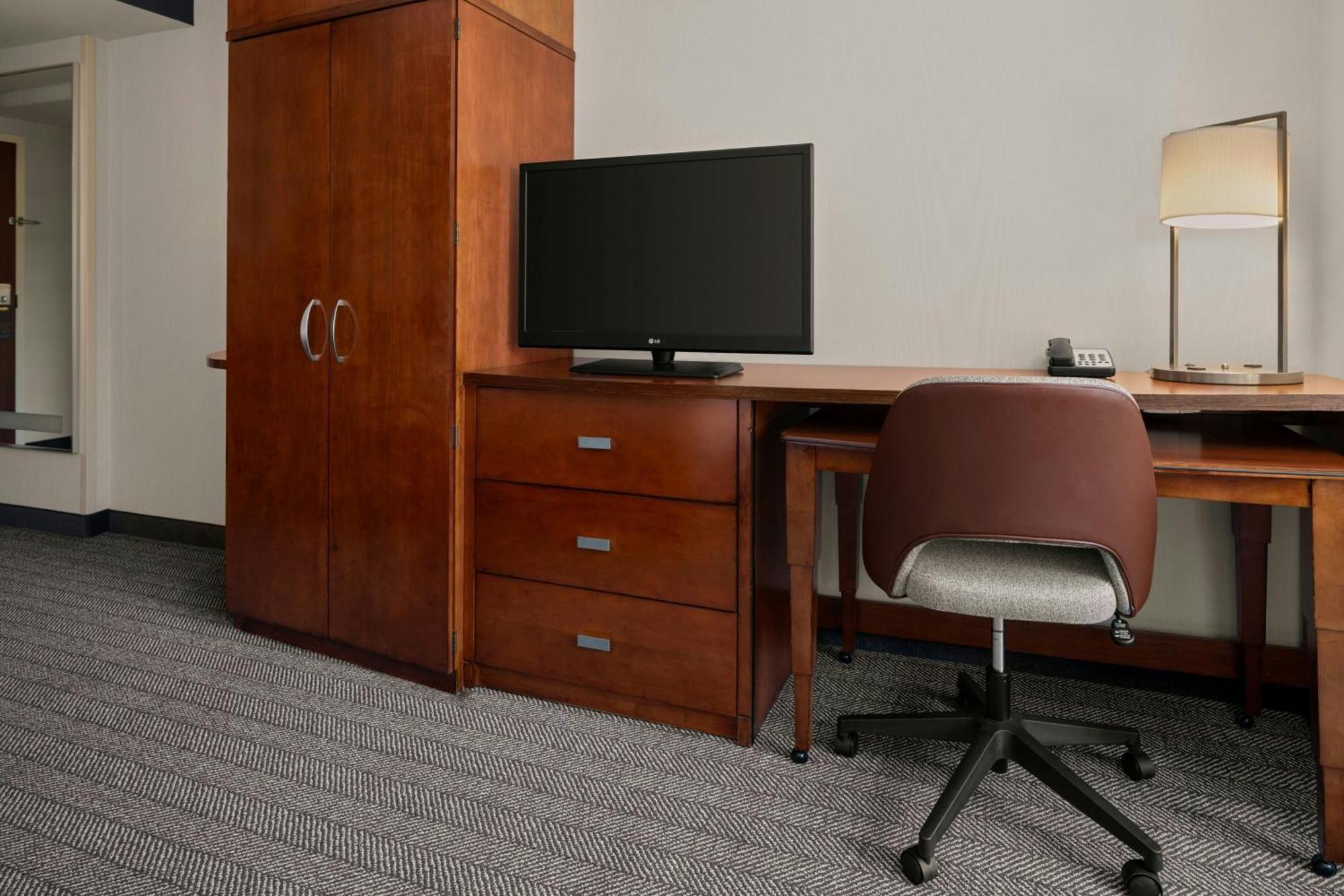Отель Courtyard By Marriott Halifax Downtown Экстерьер фото