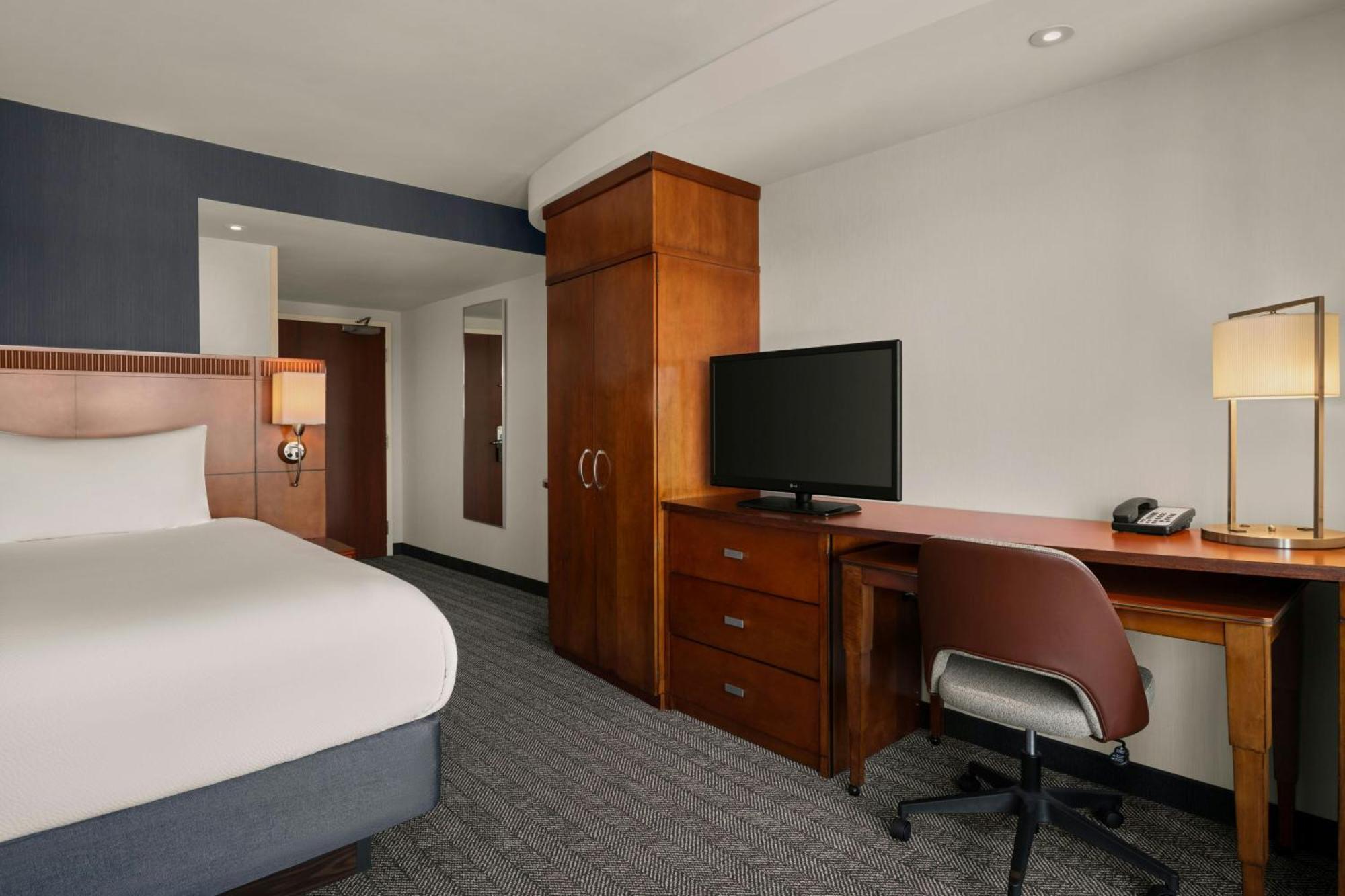 Отель Courtyard By Marriott Halifax Downtown Экстерьер фото