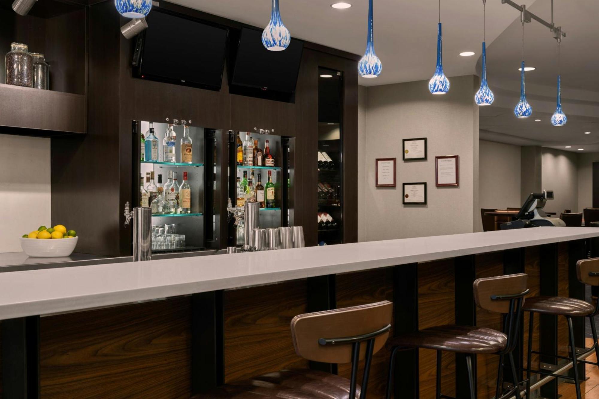 Отель Courtyard By Marriott Halifax Downtown Экстерьер фото