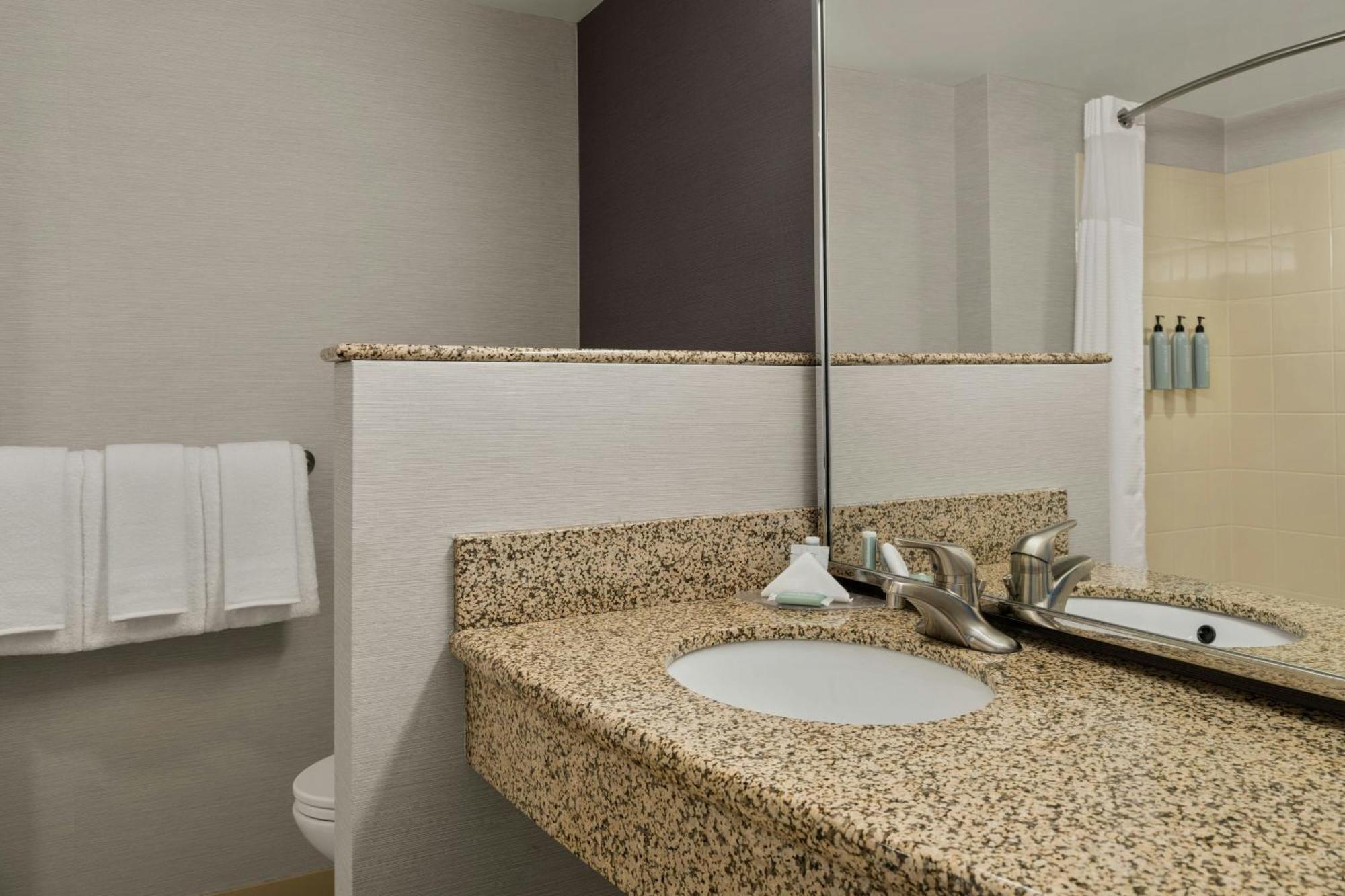 Отель Courtyard By Marriott Halifax Downtown Экстерьер фото